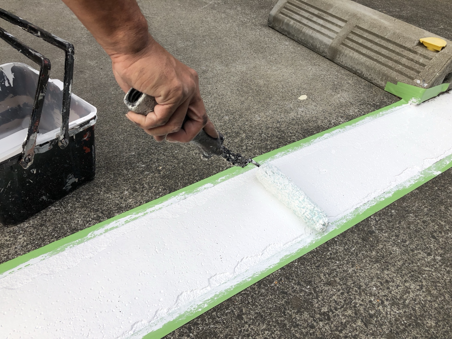 駐車場ライン塗装 施工中